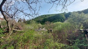 Ponúkame exkluzívne na predaj pozemok so starším domom v obc