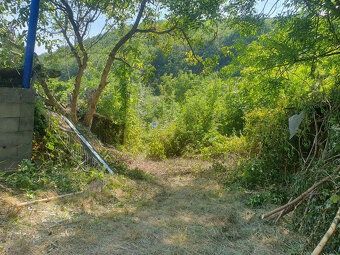 Ponúkame exkluzívne na predaj pozemok so starším domom v obc