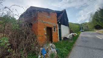 Ponúkame exkluzívne na predaj pozemok so starším domom v obc