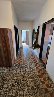 Ponúkame exkluzívne na predaj rodinný dom s veľkým pozemkom 