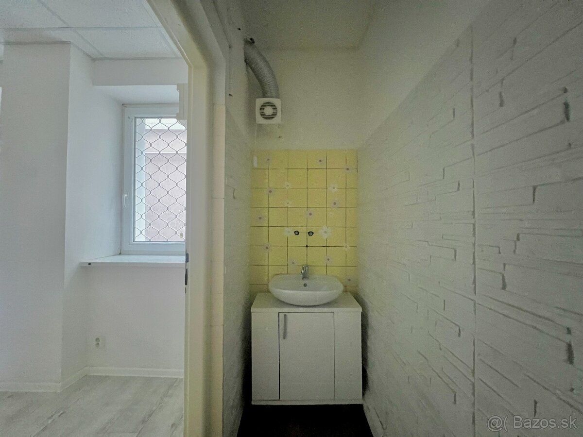 Ponúkame na prenájom priestory s výmerou cca 12m2+ 2m2 zázem