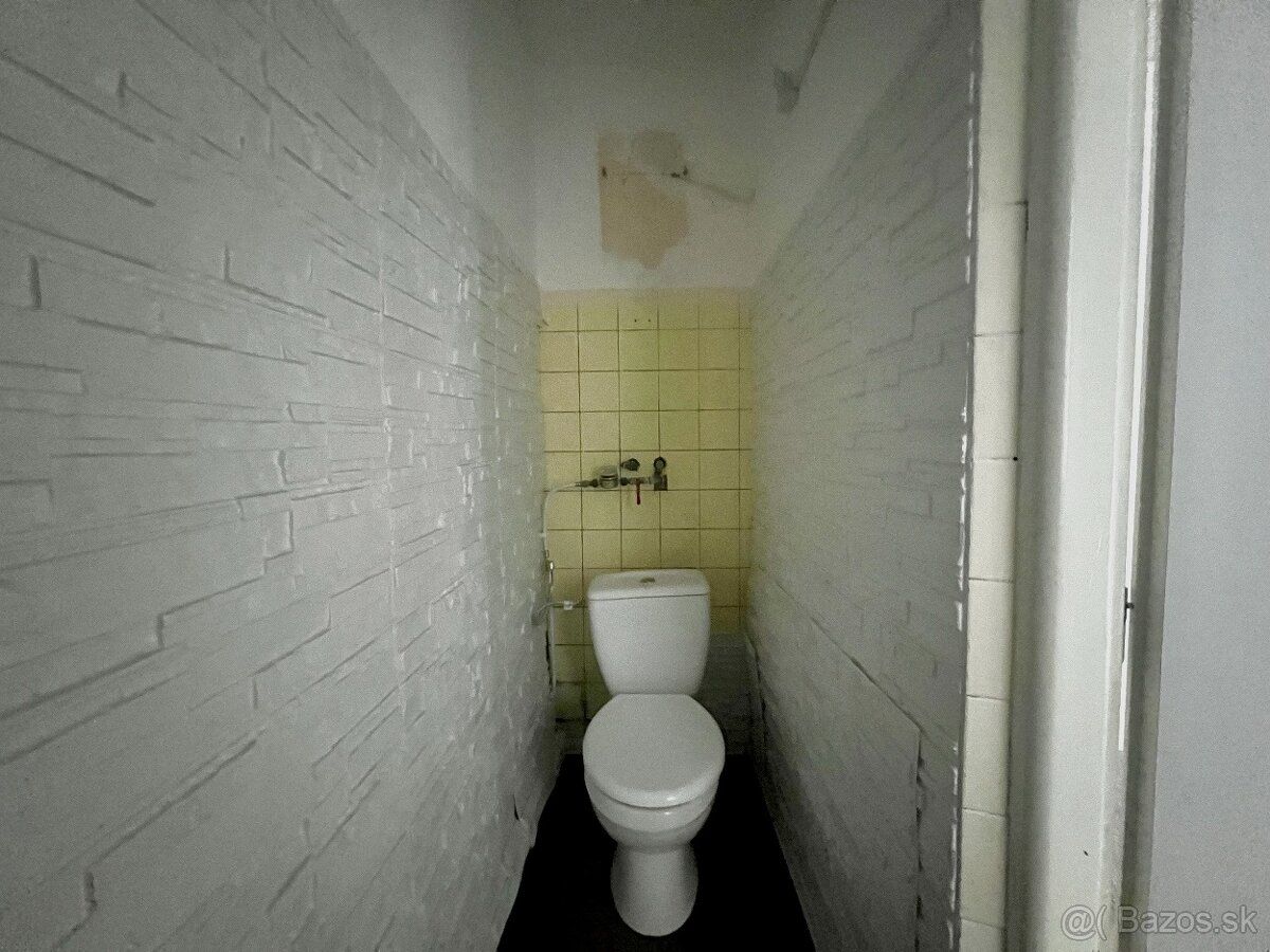 Ponúkame na prenájom priestory s výmerou cca 12m2+ 2m2 zázem