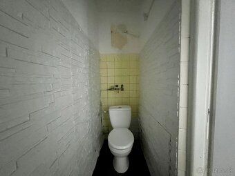 Ponúkame na prenájom priestory s výmerou cca 12m2+ 2m2 zázem