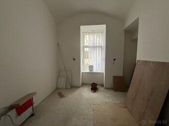 Ponúkame na prenájom priestory s výmerou cca 12m2+ 2m2 zázem