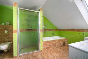Ponúkame na predaj kvalitný, 10-ročný dvojpodlažný rodinný d