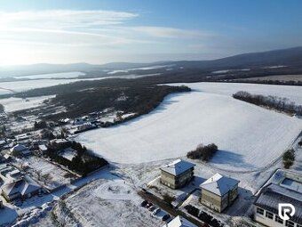 Ponúkame na PREDAJ krásny pozemok v obci Radošina, okres Top