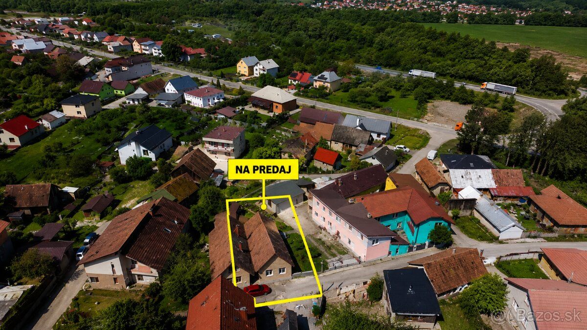 Predám samostatne stojaci rodinný dom v obci Oškerda. Dom je