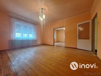 Ponúkame na predaj rodinný dom postavený na rozsiahlom rovin