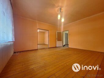 Ponúkame na predaj rodinný dom postavený na rozsiahlom rovin