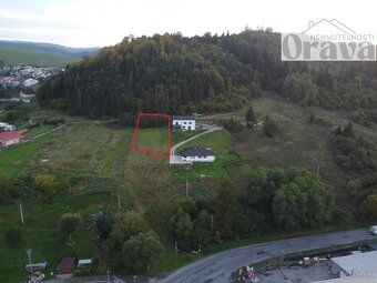 Ponúkame na predaj pozemok o výmere 1 000 m² s rozmermi prib