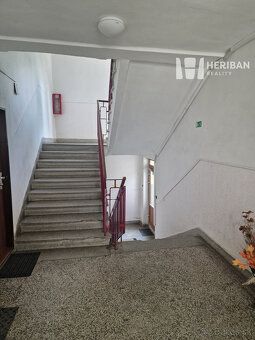 Ponúkame na predaj väčší 1-izbový byt s rozlohou 42 m² v lok