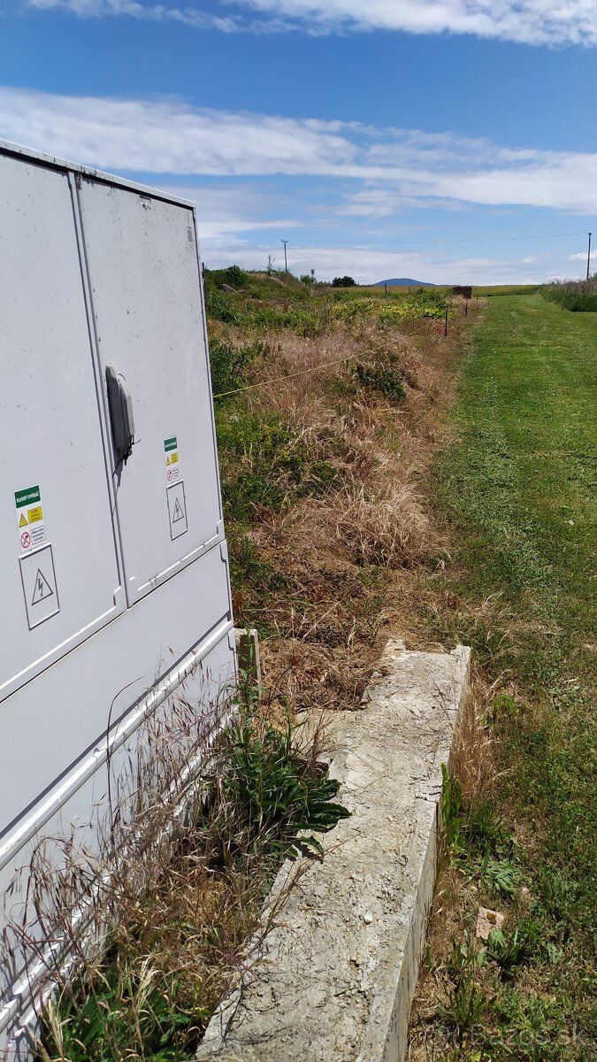 Ponúkam na predaj cca 2500m2 slnečného stavebného pozemku, k