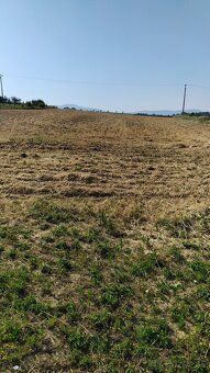 Ponúkam na predaj cca 2500m2 slnečného stavebného pozemku, k