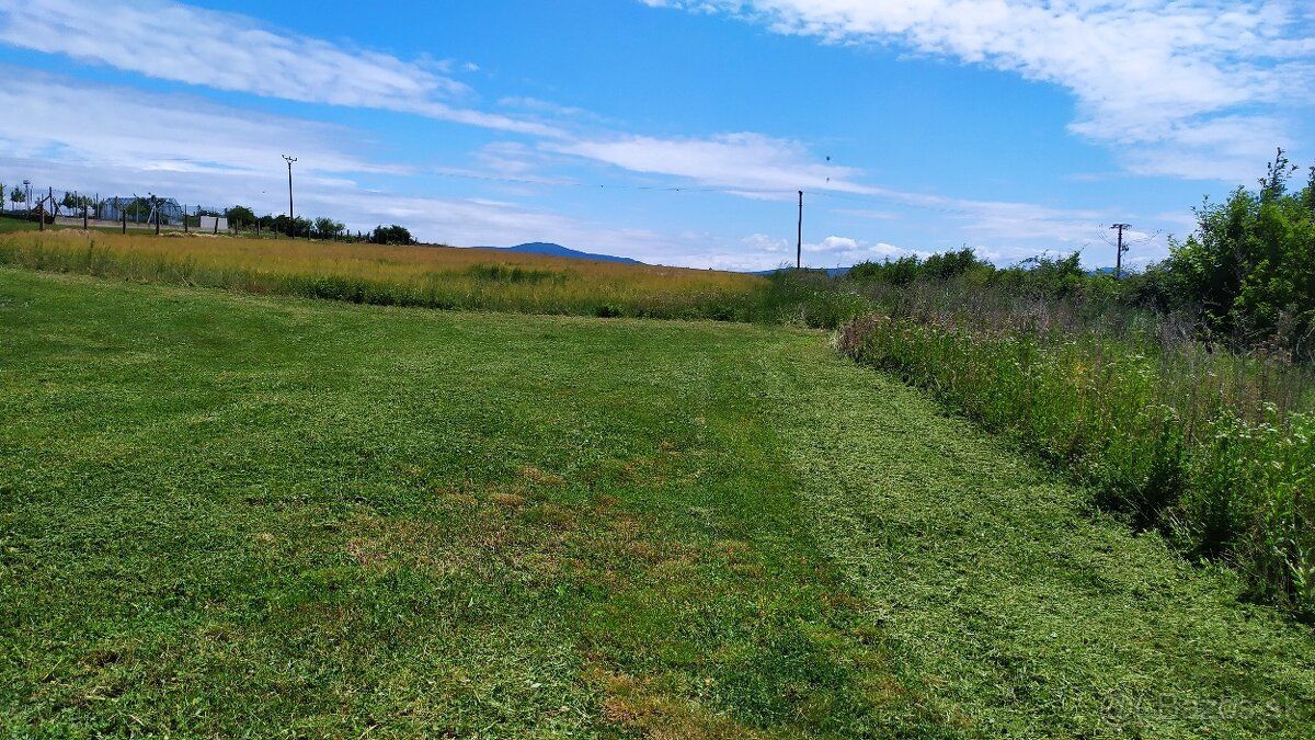Ponúkam na predaj cca 2500m2 slnečného stavebného pozemku, k