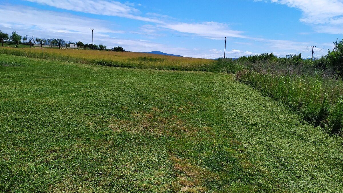 Ponúkam na predaj cca 2500m2 slnečného stavebného pozemku, k