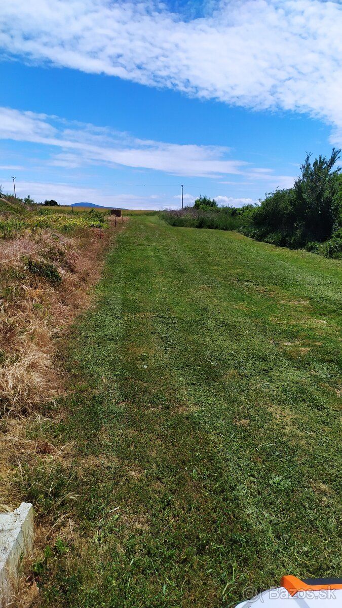 Ponúkam na predaj cca 2500m2 slnečného stavebného pozemku, k