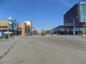 Na prenájom krásny, presvetlený obchodný priestor na 1. posc