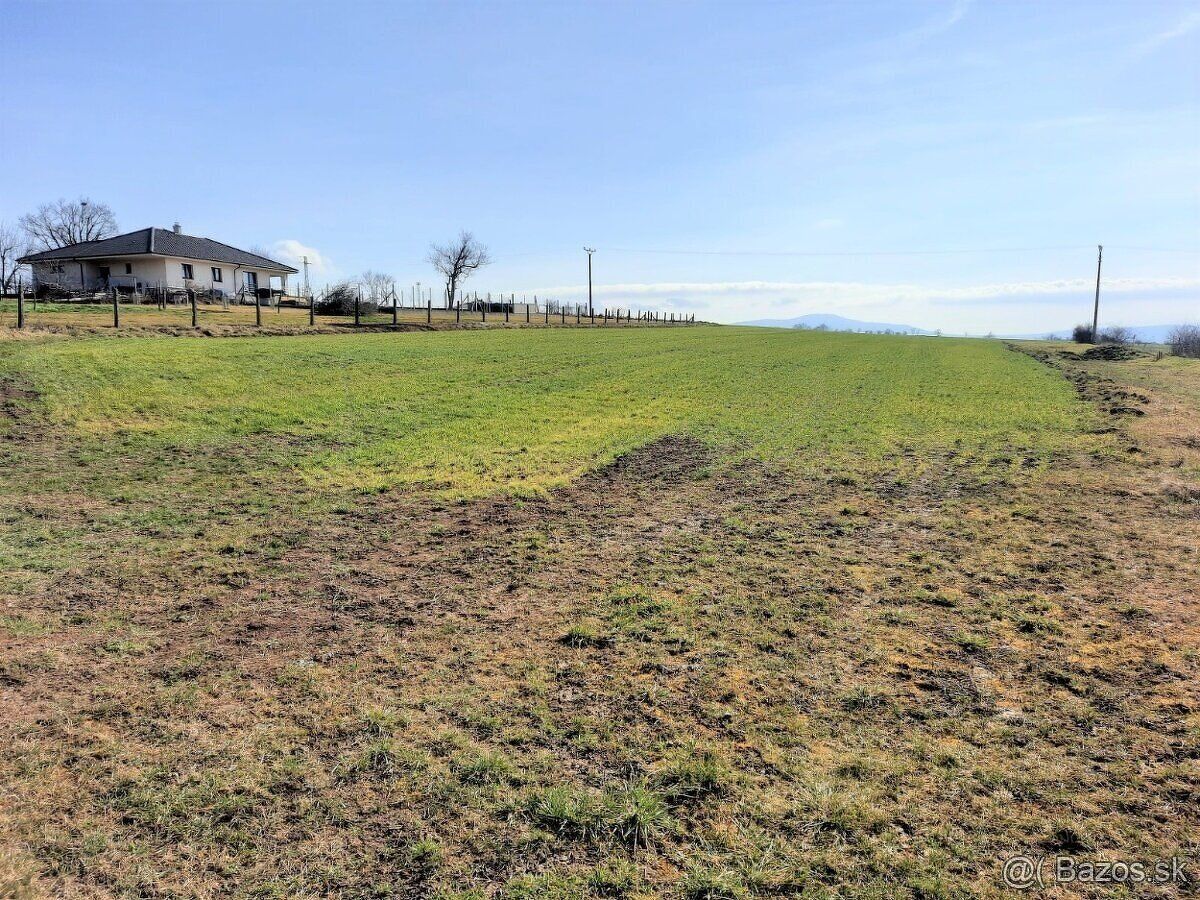Predám veľký slnečný pozemok 3400m2 + prístupová cesta - ide