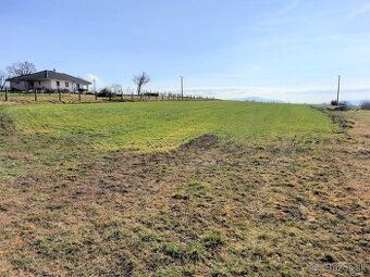 Predám veľký slnečný pozemok 3400m2 + prístupová cesta - ide