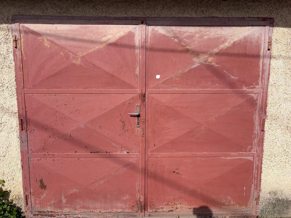 Predám garážovú bránu (garážovej vráta) v stave ako na foto.
