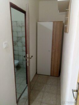 byt je prerobeny zariadeny ( bez postele) , cerstvo vymalova