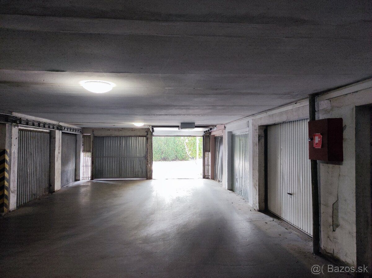 Ponúkam na predaj priestornú garáž (18 m²) v garážovom dome 