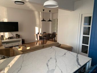 Ponúkam na predaj štýlový 2-izbový byt po kompletnej rekonšt