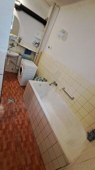 Rodinný dom o 111 m² zastavanej plochy, leží na rovinatom po