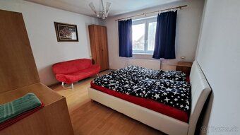 Rodinný dom o 111 m² zastavanej plochy, leží na rovinatom po