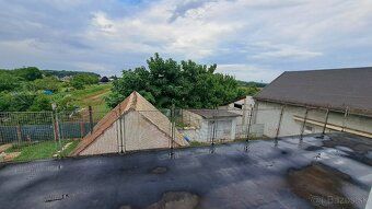 Rodinný dom o 111 m² zastavanej plochy, leží na rovinatom po