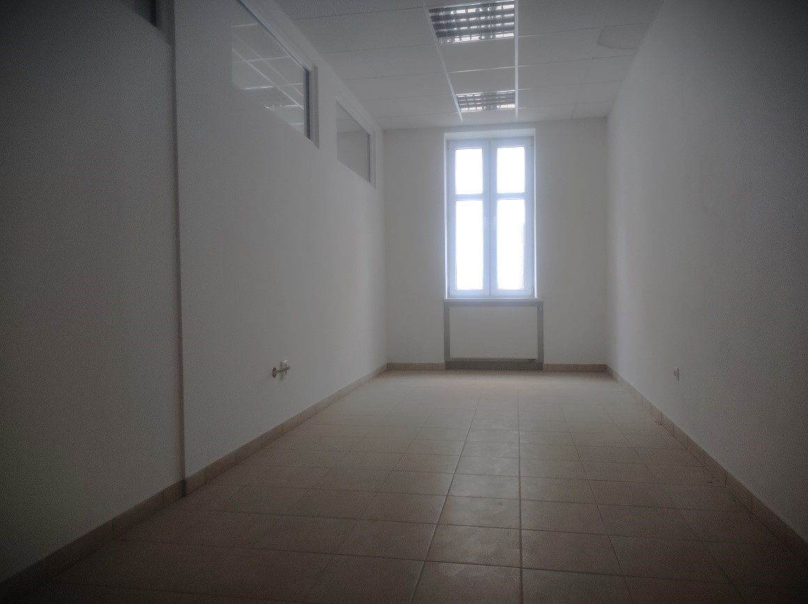 Ponúkame na prenájom kancelárske priestory v centre mesta, n