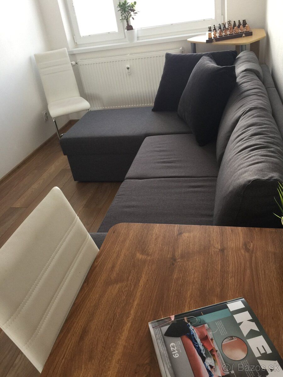 Cena cca 580, pre jednu študentku aj 290 eur mesačne vrátane