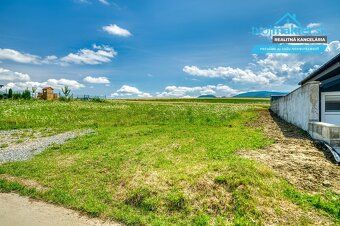 EXKLUZÍVNA PARCELA NA PREDAJ – 1086 m² – KOMPLETNÉ SIETE – B