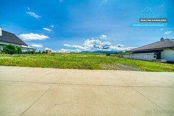 EXKLUZÍVNA PARCELA NA PREDAJ – 1086 m² – KOMPLETNÉ SIETE – B