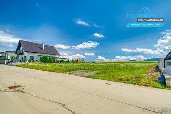 EXKLUZÍVNA PARCELA NA PREDAJ – 1086 m² – KOMPLETNÉ SIETE – B