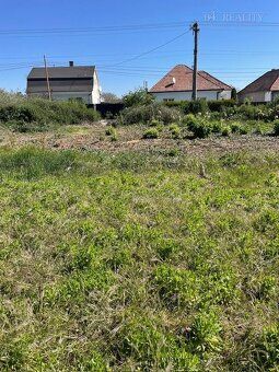 Ponúkame Vám na predaj rovinaté stavebné pozemky s celkovu v