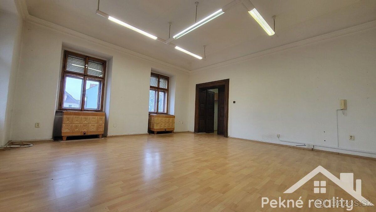 Ponúkame Vám svetlý a prakticky riešený priestor na 1. posch