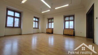 Ponúkame Vám svetlý a prakticky riešený priestor na 1. posch