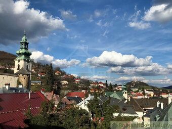 Ponúkame na predaj priestranný a slnečný pozemok, nachádzajú