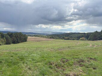 🏡 Pozemok s panoramatickým výhľadom a súkromím – Pekný Vŕšok
