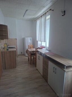 Ponúkam na prenájom 1 - izbový byt o rozlohe cca 32 m², ktor