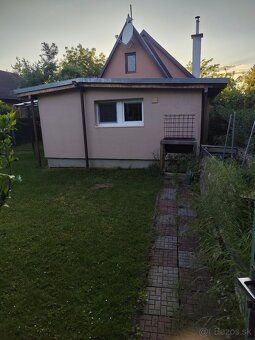 Dobrý deň Predám chatu pri rybníku. Chata sa nachádza v intr