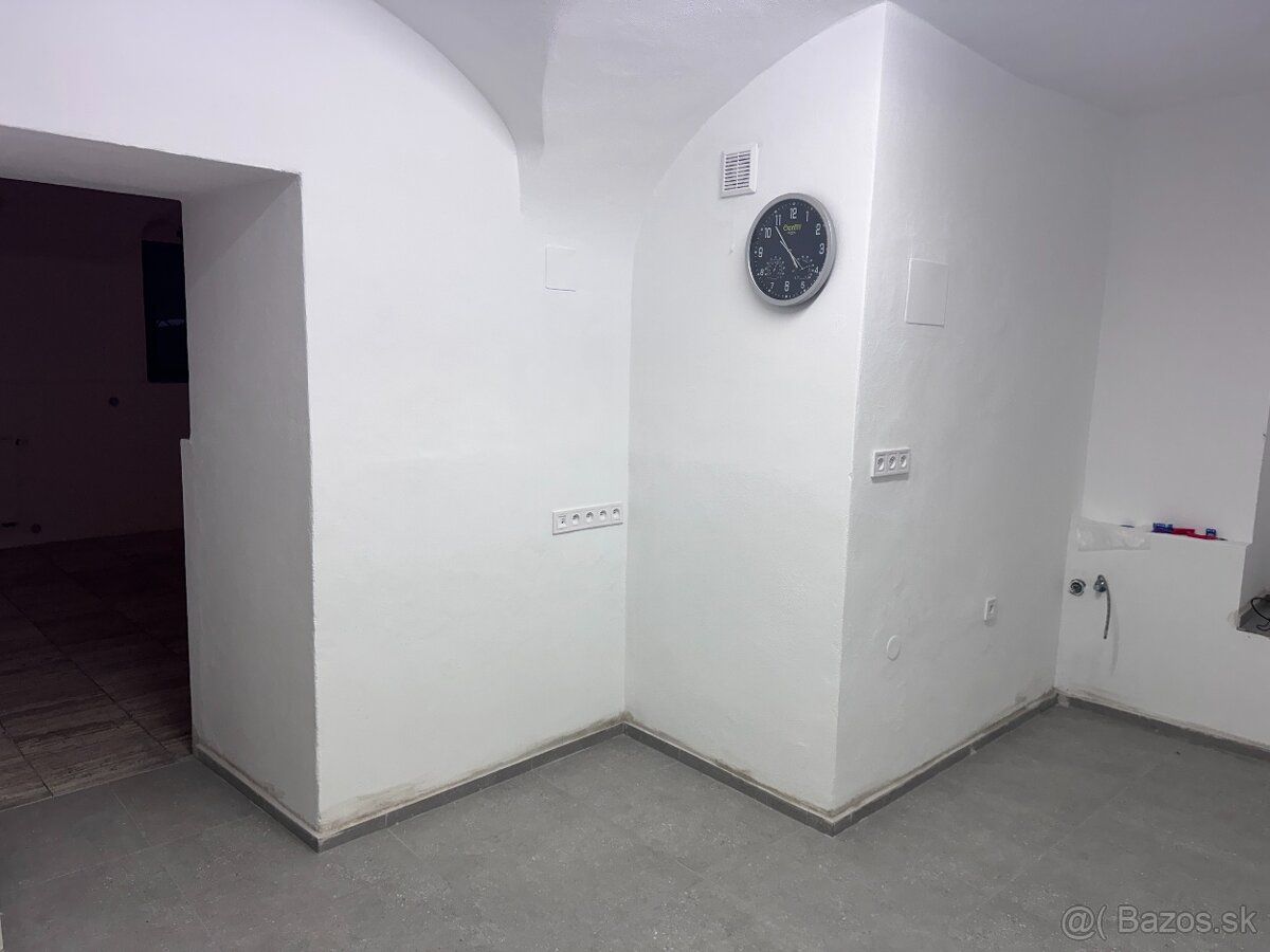 Dáme do prenájmu komerčný priestor v Kremnici priamo na peše