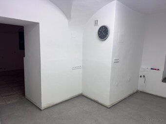 Dáme do prenájmu komerčný priestor v Kremnici priamo na peše