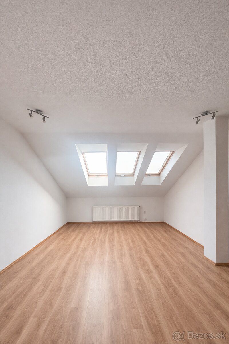 Prenájom nebytového priestoru 25,6 m² – Farská ulica, centru