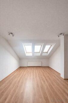 Prenájom nebytového priestoru 25,6 m² – Farská ulica, centru