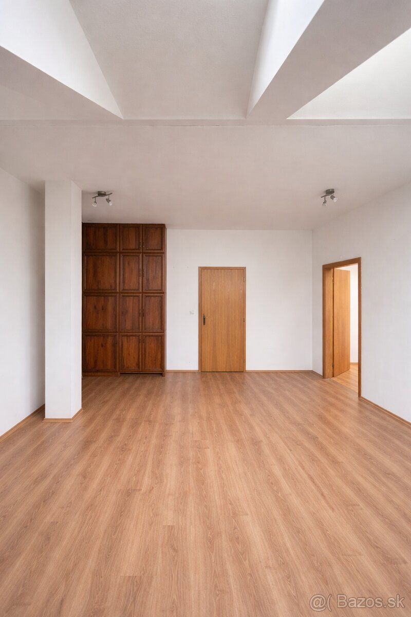 Prenájom nebytového priestoru 25,6 m² – Farská ulica, centru