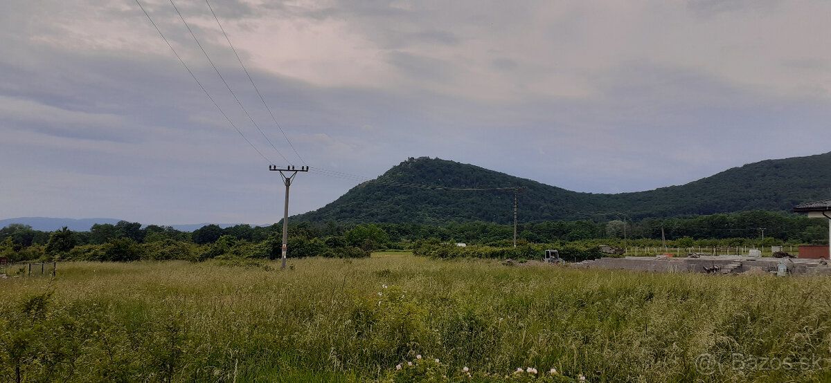 Ponúkame na predaj pozemok v pokojnejšej časti Vinného pod V