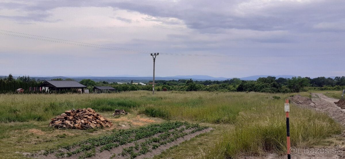 Ponúkame na predaj pozemok v pokojnejšej časti Vinného pod V