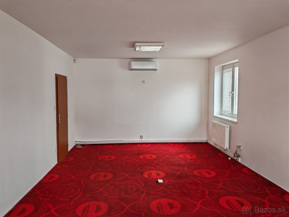 Na Juhu v Poprade prenájmem klimatizované kancelárie s balkó